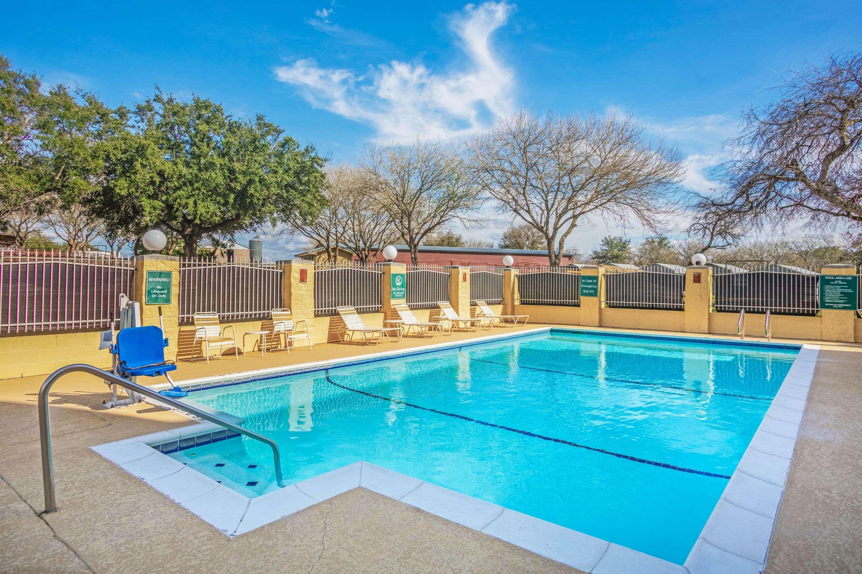 La Quinta By Wyndham Beeville Bagian luar foto