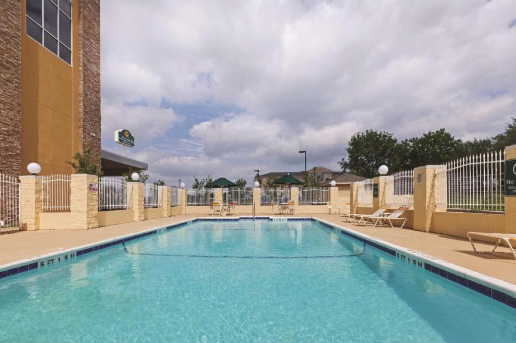 La Quinta By Wyndham Beeville Bagian luar foto