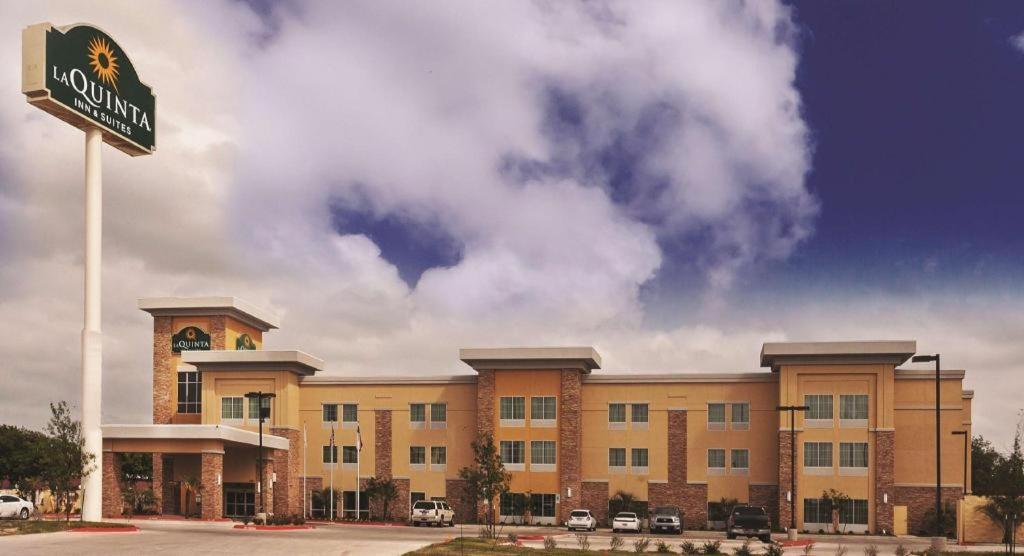 La Quinta By Wyndham Beeville Bagian luar foto